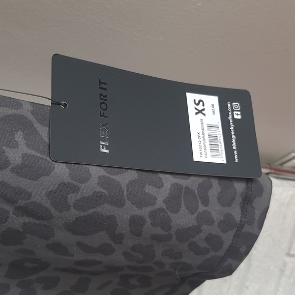 NWT Women's 90 Degrees by Reflex Night Leopard Grey Sports Cropped Top Size XS - Picture 4 of 7